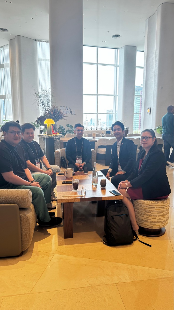 Lucas Loo meeting industry contacts in a lounge setting