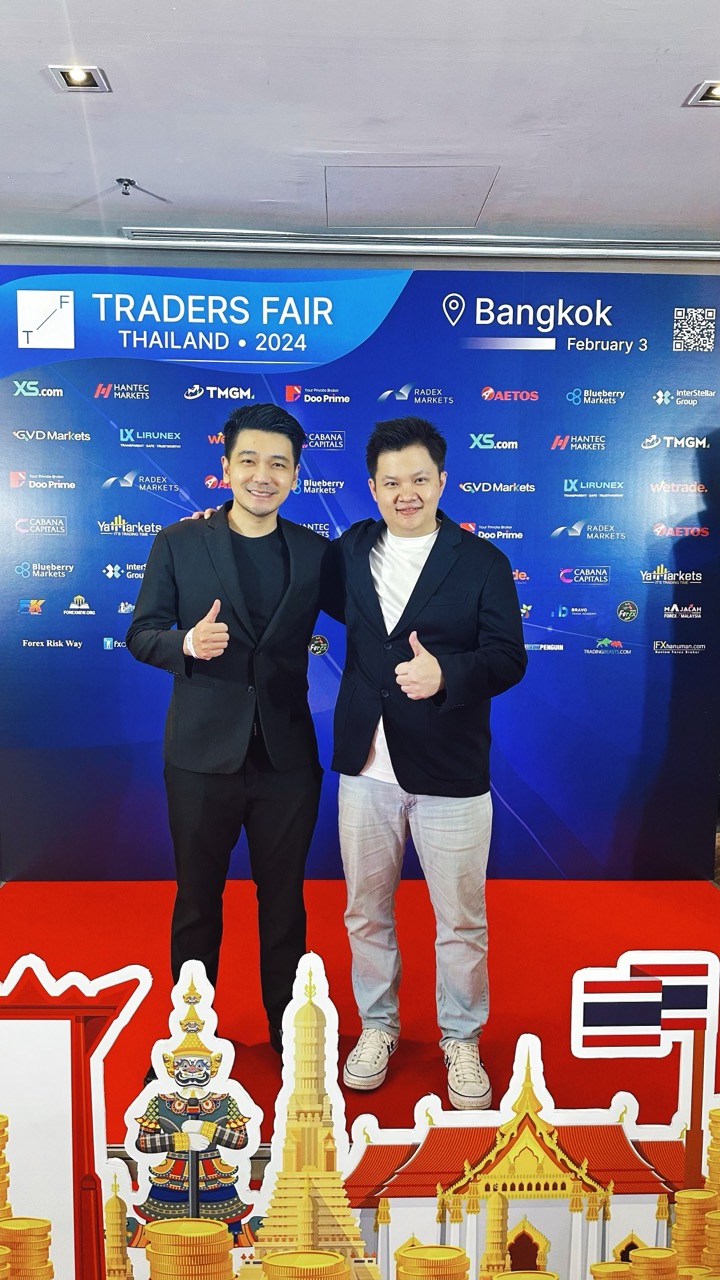 Lucas Loo at Traders Fair Thailand backdrop